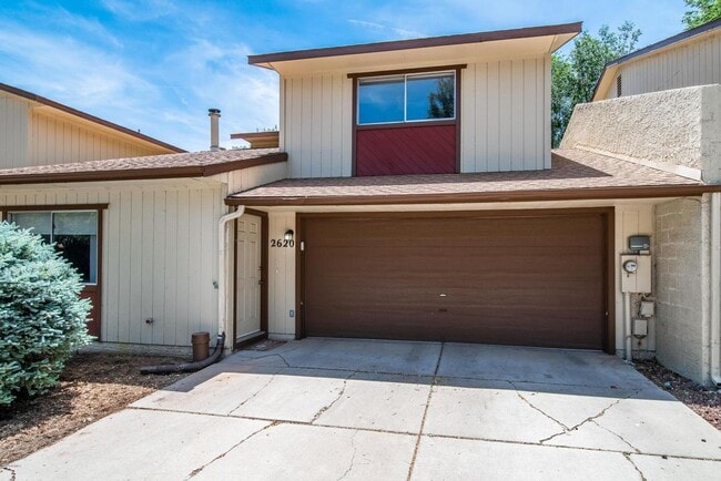 Building Photo - 3 Bed/ 2.5 Bath Greenlaw Townhouse w/2 Car Garage! - Mountain Views! - Students & Pets OK! Avail....
