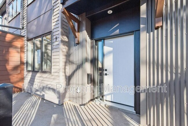 Photo - 10335-10135 135 St NW