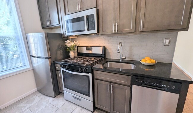 Building Photo - 45-47 Newkirk St Rental