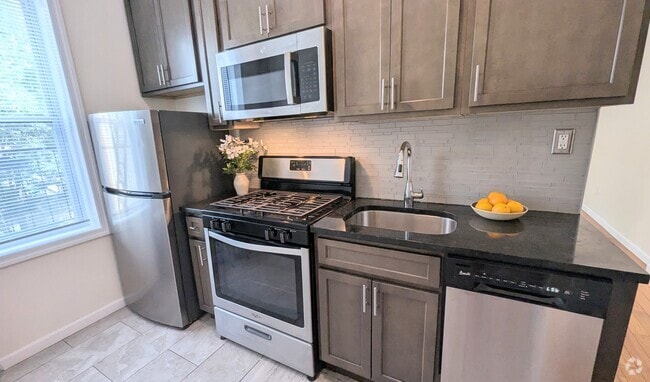 Building Photo - 45-47 Newkirk St Rental