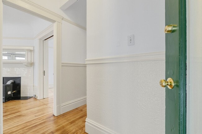 Photo - Large, pet friendly 2BR with hardwood floors and laundry in unit Unit 389 Elizabeth Street