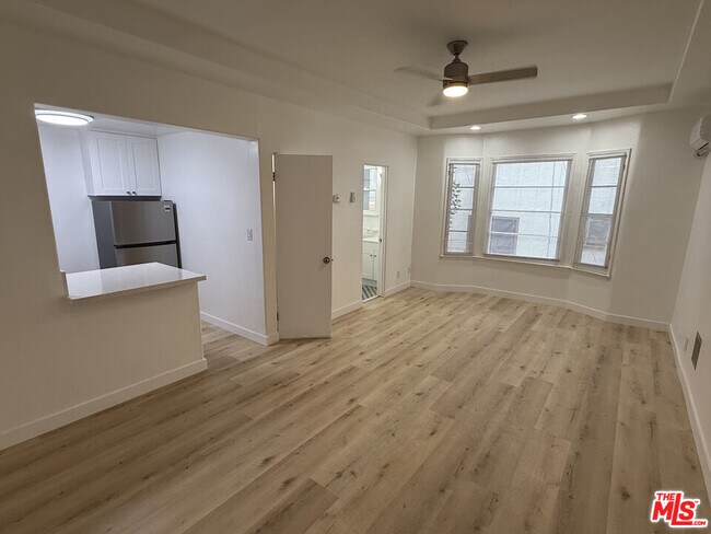 Building Photo - 821 S Wilton Pl Unit 107