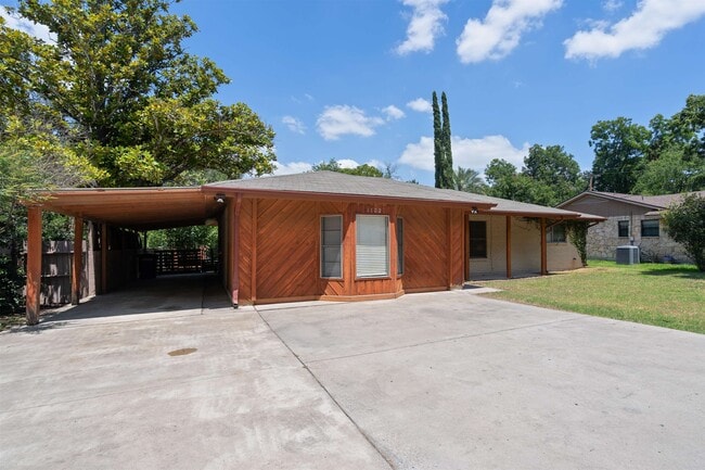 1102 Pecan St