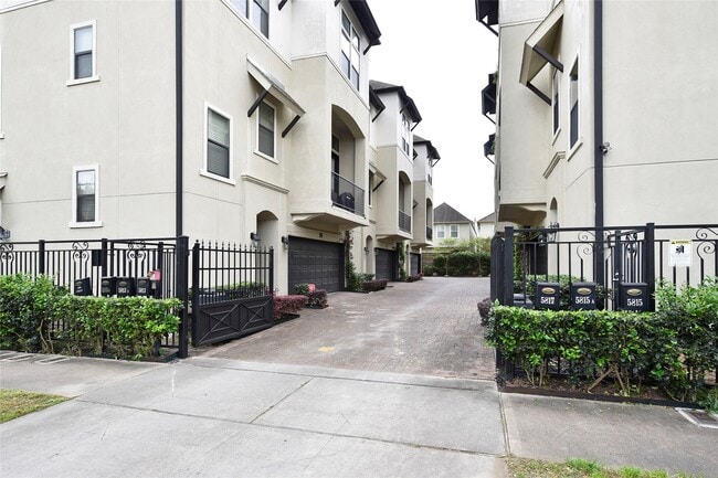 Photo - 5813a Kiam St