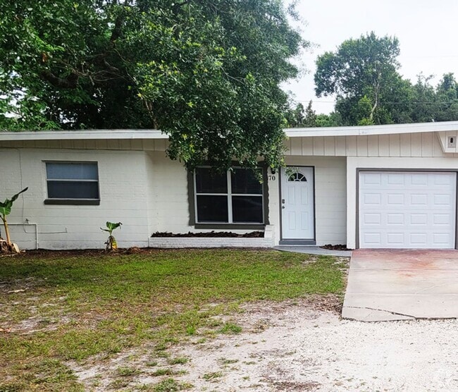 Building Photo - 3 Bedroom 2 Bath with Fenced in Yard Rental