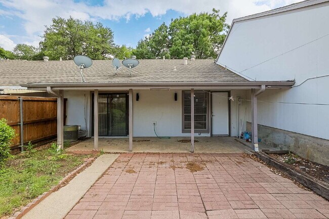 Photo - Updated 2 Bed, 2 Bath Townhome in North Dallas