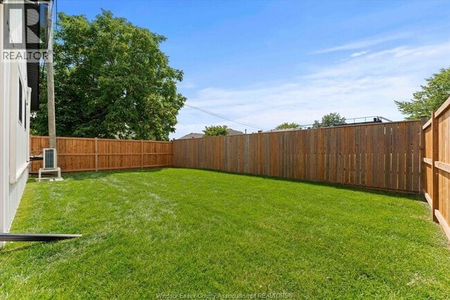 Photo - 557 Elinor St