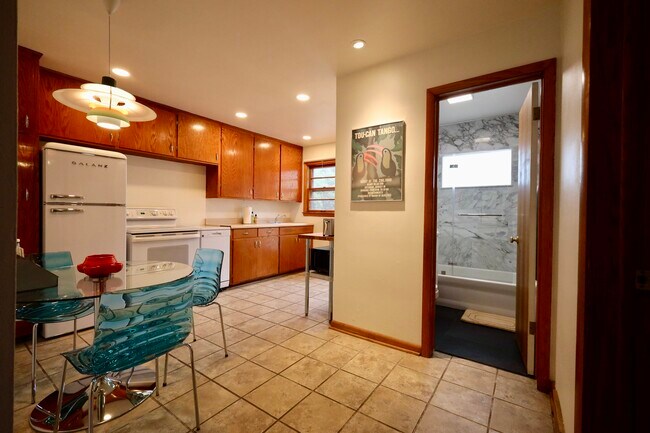 Renovated 2BR | Furnished, Util. Inc.