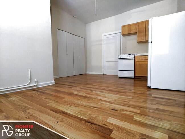 Photo - 1044 W George St