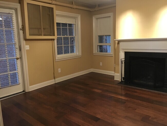 El mercado de Dover Street en Kips Bay es un destino para comprar ropa de alta gama. - 221 W Lanvale St Unidad B