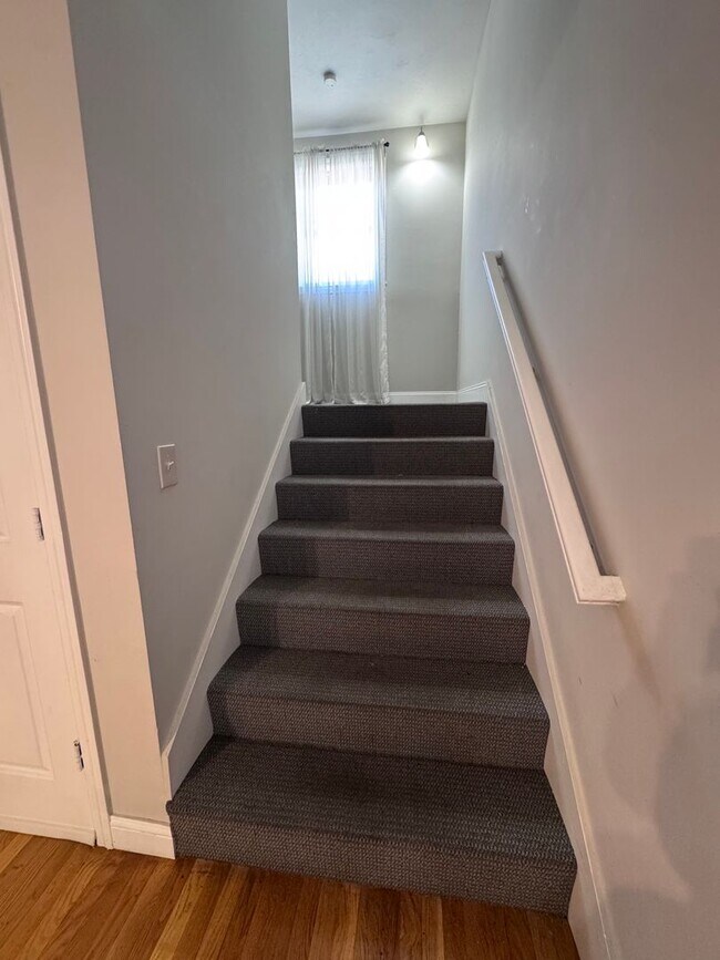 Photo - NO BROKER FEE!! CENTRAL AIR! **HUGE** 4 BED/2 BATH ALLSTON TOWNHOUSE AVAIL 9/1