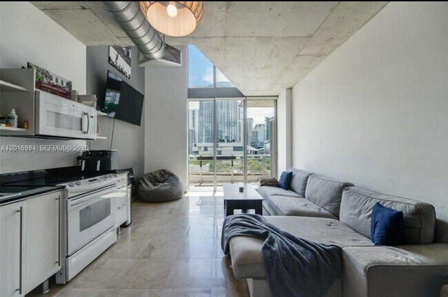 Building Photo - 690 SW 1st Ct Unit 1022