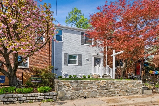Charming 3 Bed 2.5 Bath Interior Townhome ... - Charming 3 Bed 2.5 Bath Interior Townhome ...