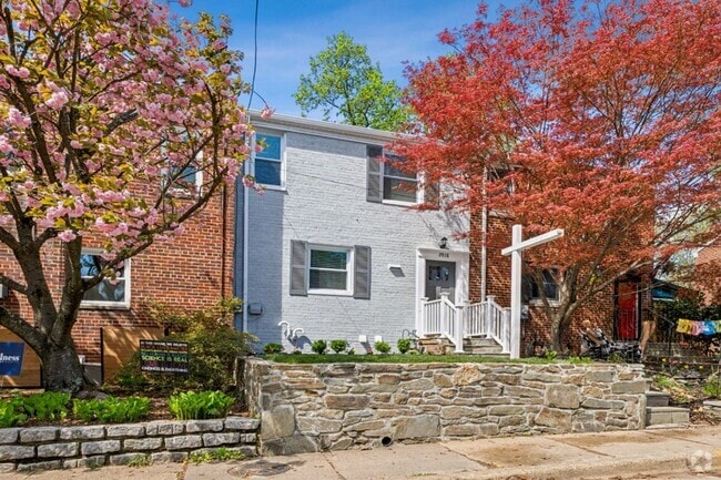 Building Photo - Charming 3 Bed 2.5 Bath Interior Townhome ...