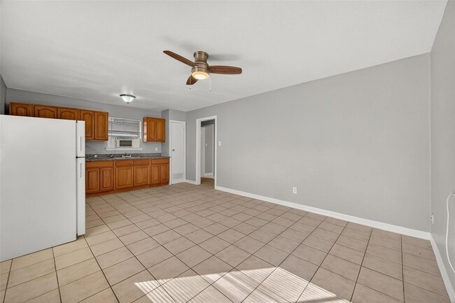 Photo - 8814 Manus St