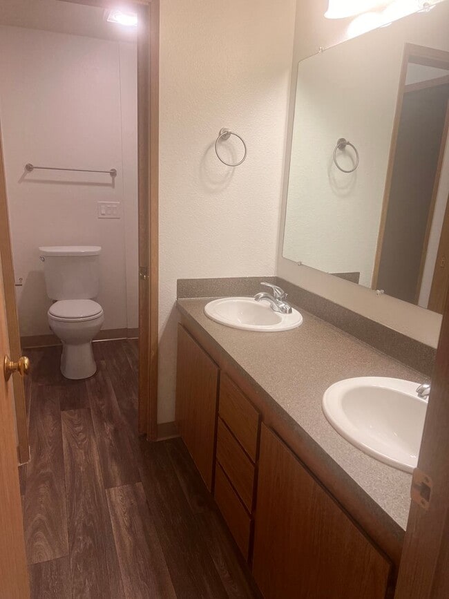 Lakeview Court Apartments