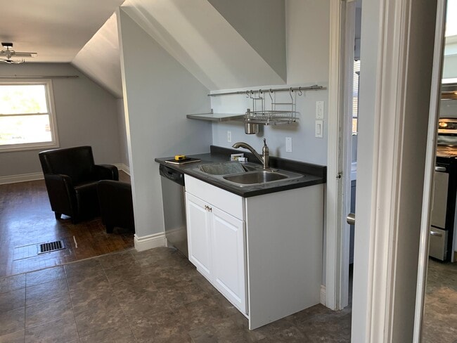 Photo - CONTEMPORARY 1-BEDROOM LEGAL APARTMENT FOR... Unit Upper
