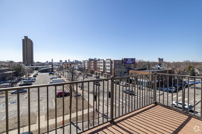 2BR, 2BA - 986SF - Balcony