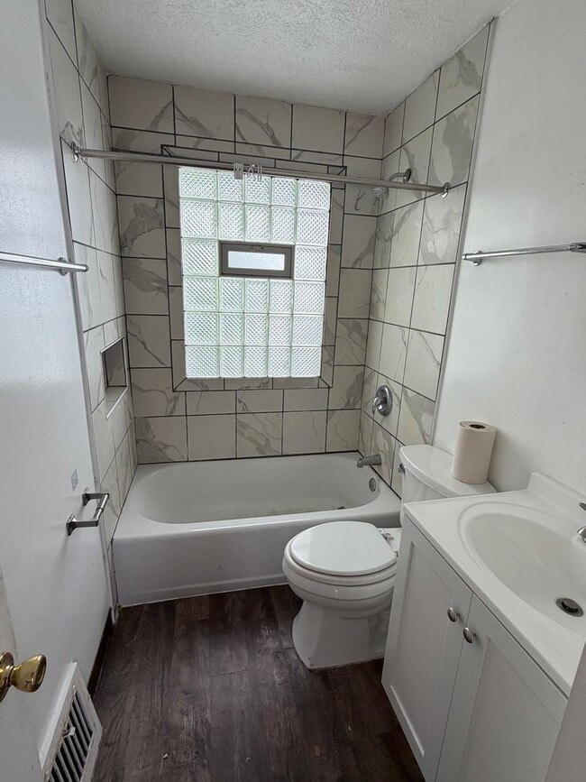 Photo - Cute 2 bedroom/1 bath Bunglow with garage in Dayton