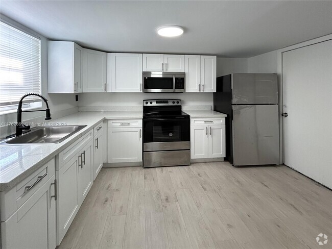 Building Photo - 12215 W Dixie Hwy Unit 201 Rental