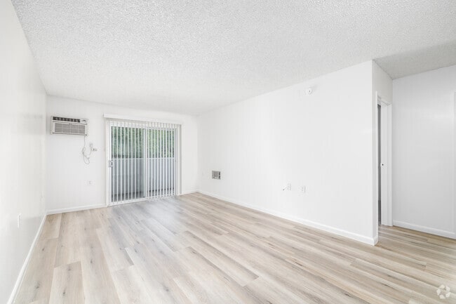 1BR, 1BA - 550SF - Living Room - Reflections at Wyandotte