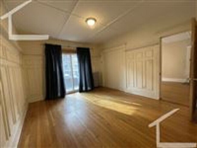 Photo - 196 Kelton St