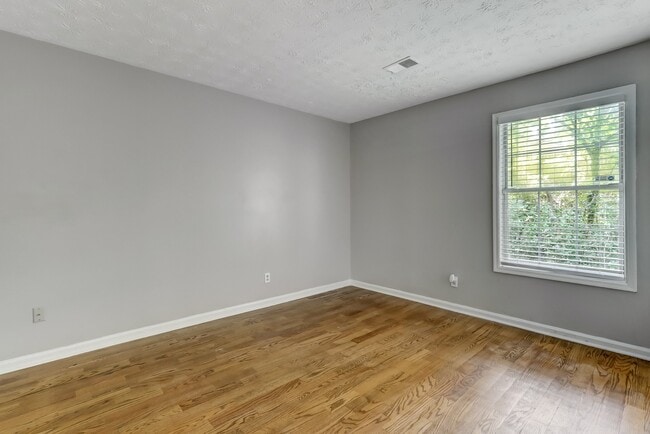 Photo - 323 Farm Pl Ct NE