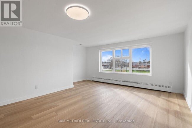 Photo - 1018 Burnhamthorpe Rd E