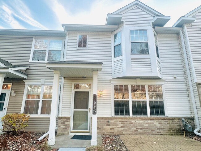 Fantastic two-story townhome w/ open conce... - Fantastic two-story townhome w/ open conce...