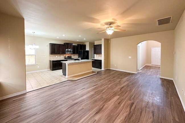 Photo - Stunning 5BD, 2 1/2 BTH Home Seconds away from John Kilpatrick Turnpike in YUKON!