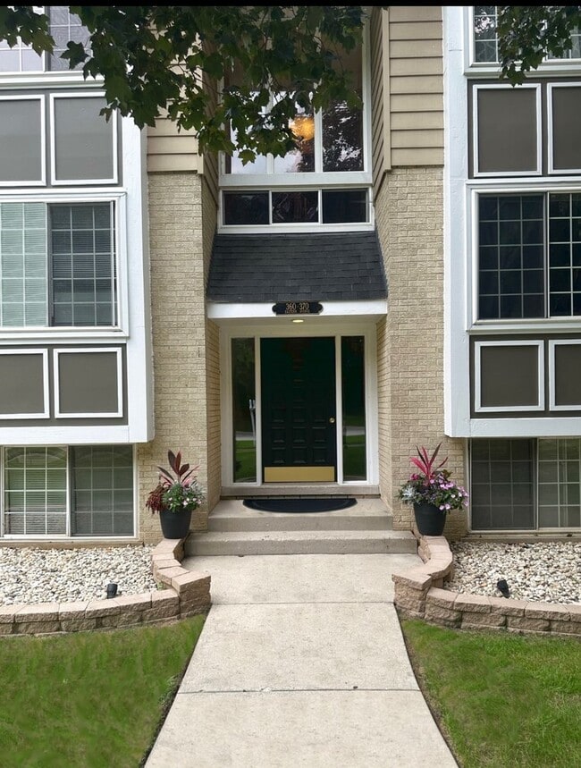 Building Photo - 370 S Eastern Ave Unit 370