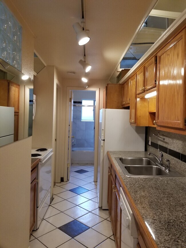 Photo - RENT SPECIAL & LEASE OPTIONS! Cat-friendly... Unidad 680-101