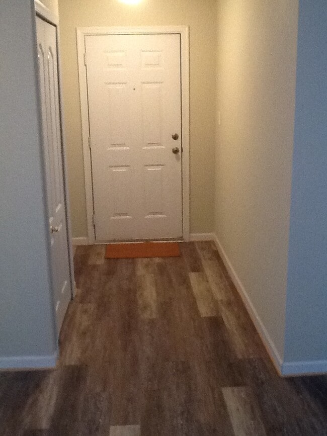 Building Photo - 8911 Town Center Cir Unit 205