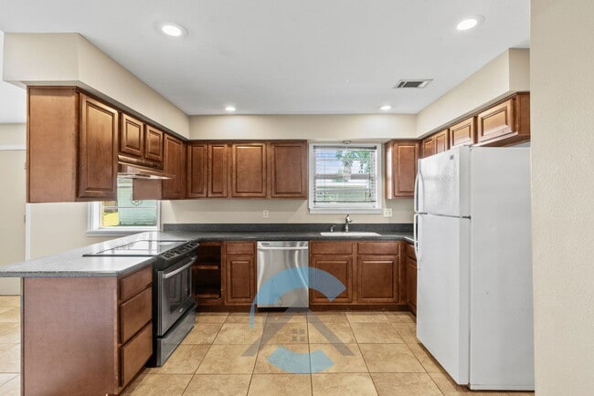 Photo - 2417 Meadow Dr