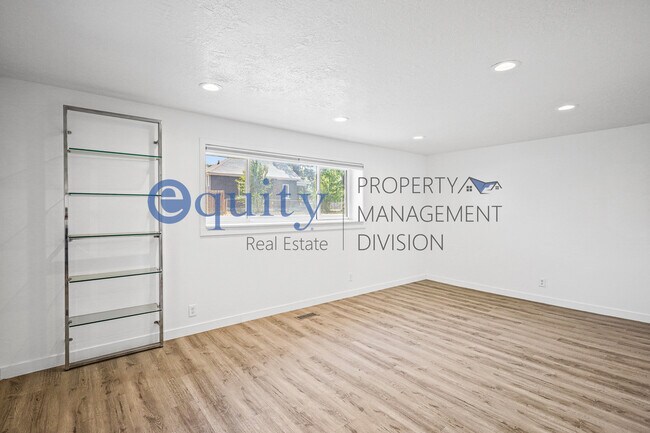 Photo - 311-3360 3360 S Unit 3