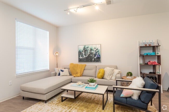 4BR, 4BA - 1533SF Townhome- Living Area
