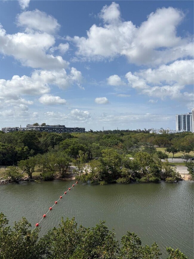 Building Photo - 16385 Biscayne Blvd Unit 504