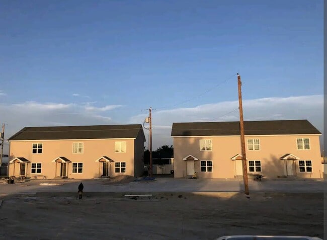 Photo - 142 W Daggett St