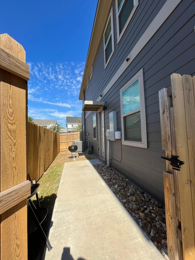 Photo - 308 Poplar St