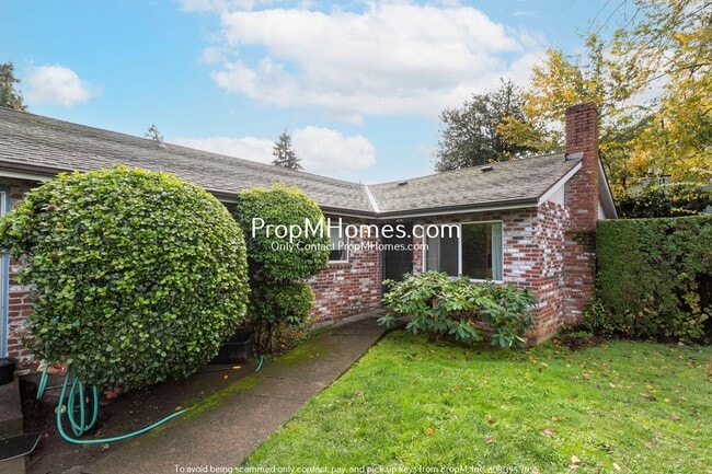 Building Photo - Charming Remodeled Two Bedroom Duplex in Oregon City! Unit 1214 4th Street