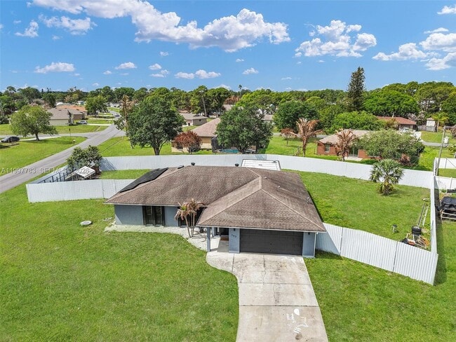 Photo - 702 NW Orchid St