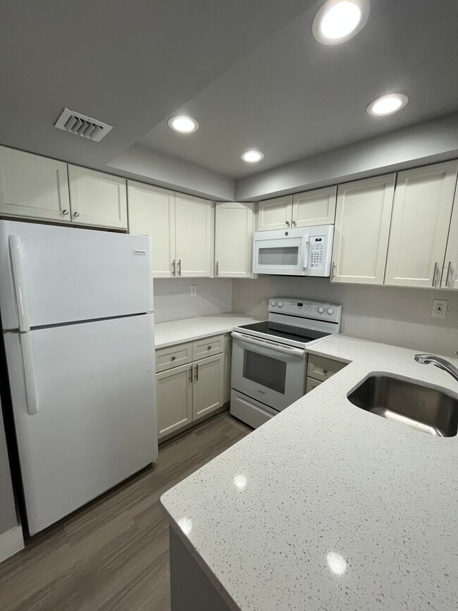 Building Photo - 752 Executive Center Dr Unit 28