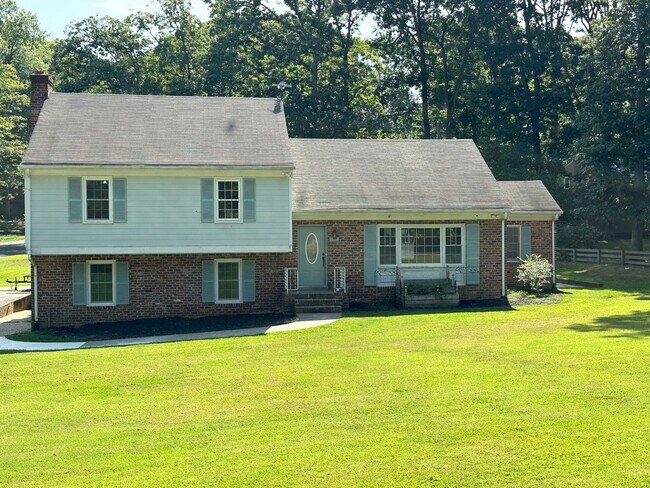 Photo - Exquisite 3-Bedroom Tri-Level Home for Ren...