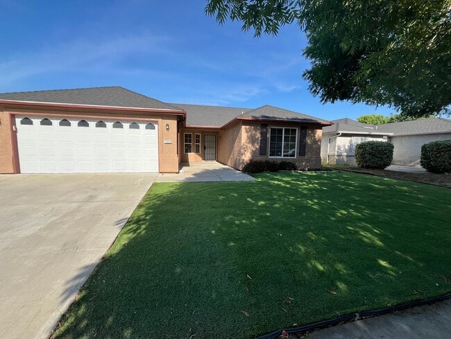 Building Photo - Charming home for rent in Visalia