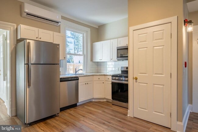 Photo - 327 N High St