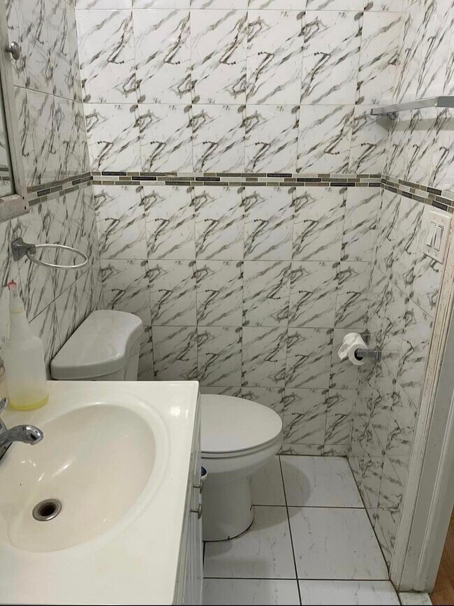 Photo - 275 MANHATTAN Ave Casa