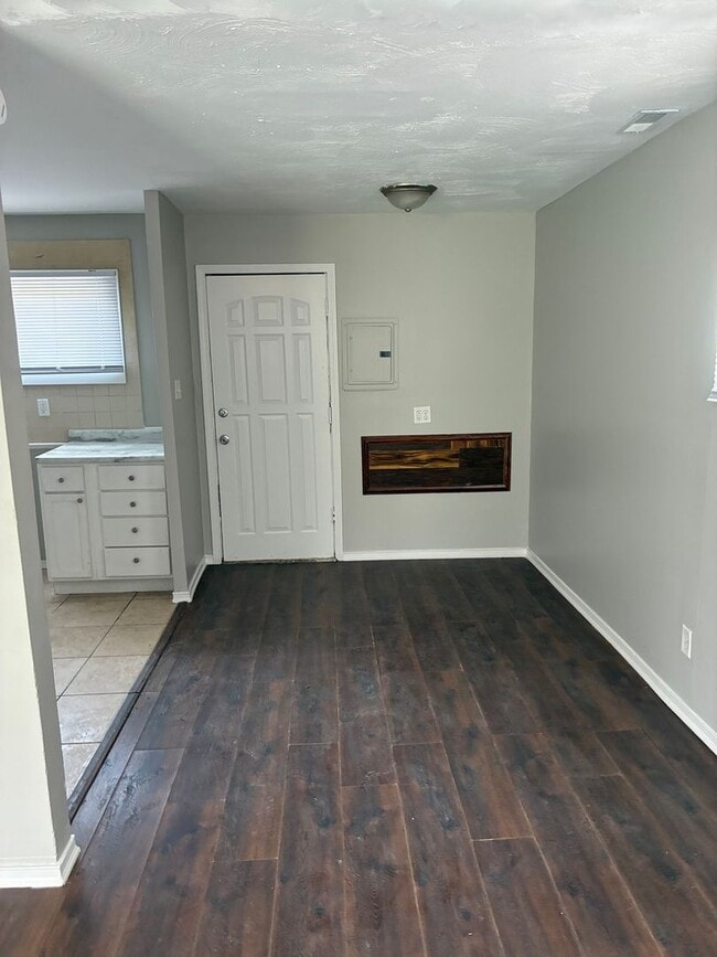 Photo - 3 Bedroom Home with Fenced Backyard