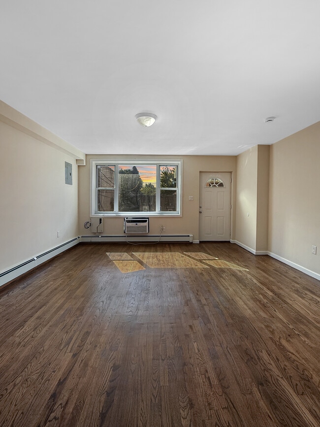 livingroom - 495 Maple St Unit 2