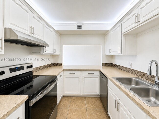 Building Photo - 9430 Live Oak Pl Unit 108
