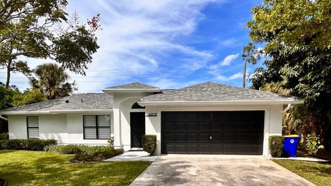 Building Photo - 6205 SE Circle St